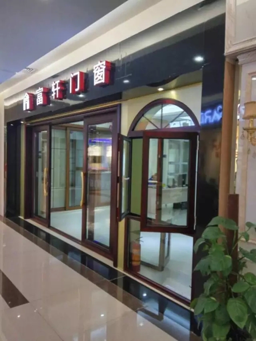 “焕然一新，光彩夺目”——泉州富轩加盟店装修完毕