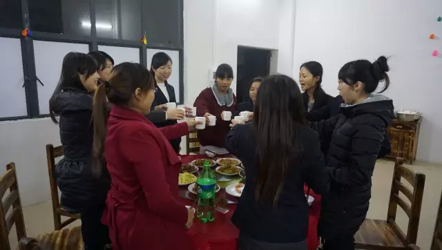 佳肴洋溢欢庆，蛋糕分享甜蜜??！富轩第四季员工生日会感恩来袭......