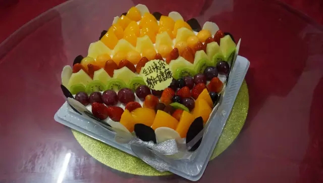 佳肴洋溢欢庆，蛋糕分享甜蜜??！富轩第四季员工生日会感恩来袭......